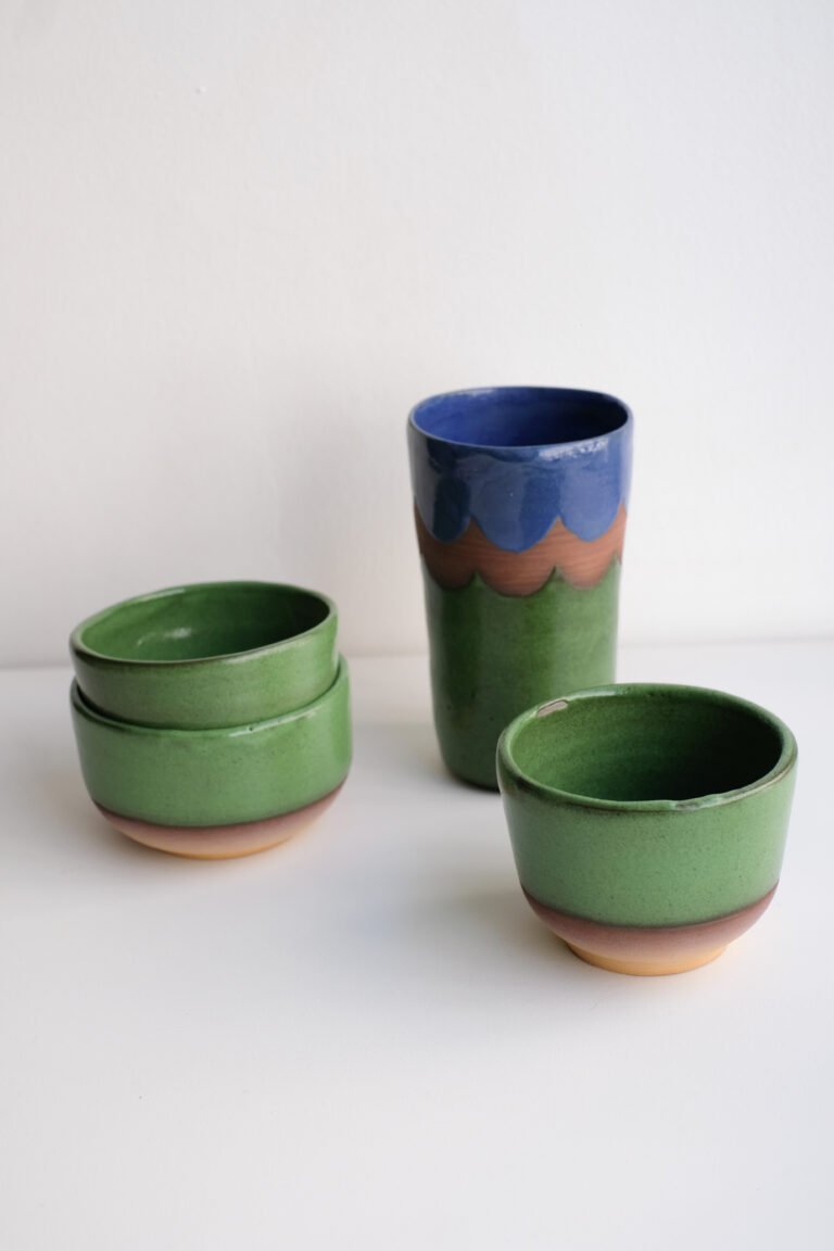 Ensemble de tasses en céramique tournées en cours