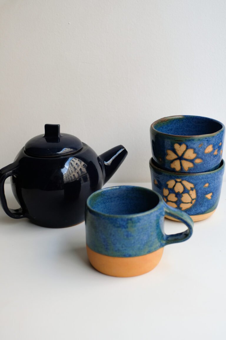 Théière et tasses en céramique réalisées en cours