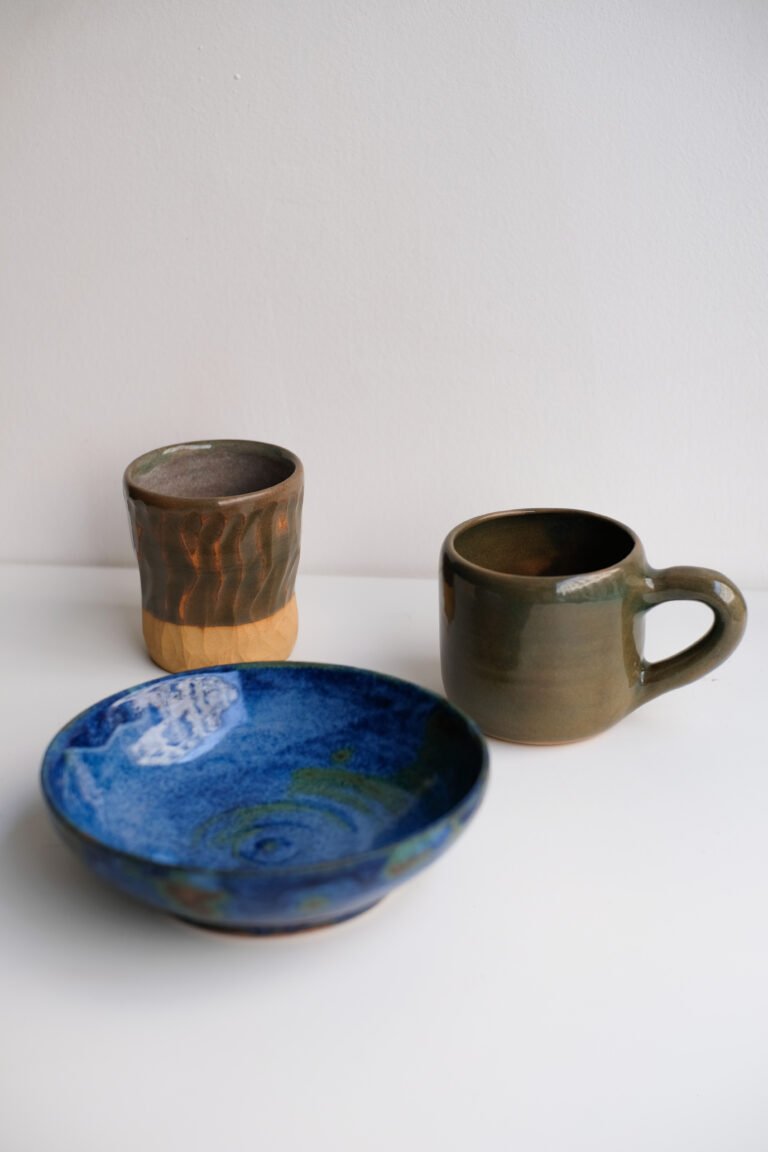Assiette et tasses en céramique tournées en cours hebdomadaires