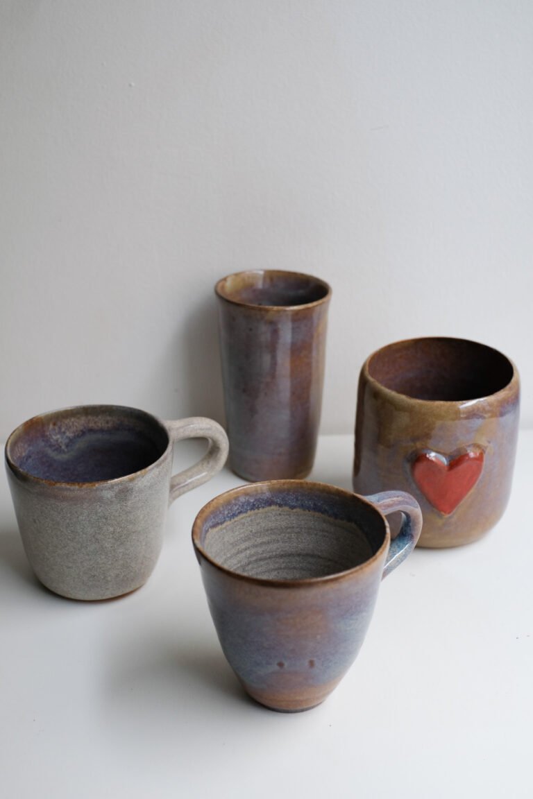 Ensemble de quatre tasses en céramique tournées en cours