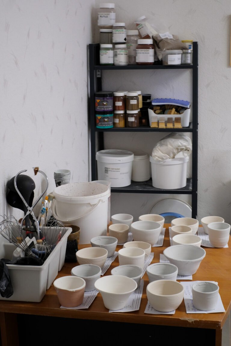 Emaillage des pièces à l'atelier de poterie
