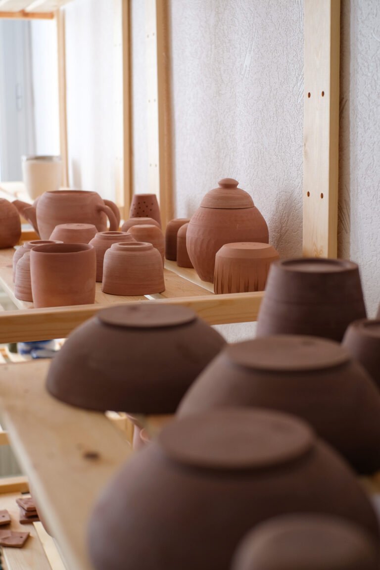 Poteries en cours de séchage, Atelier du Geai