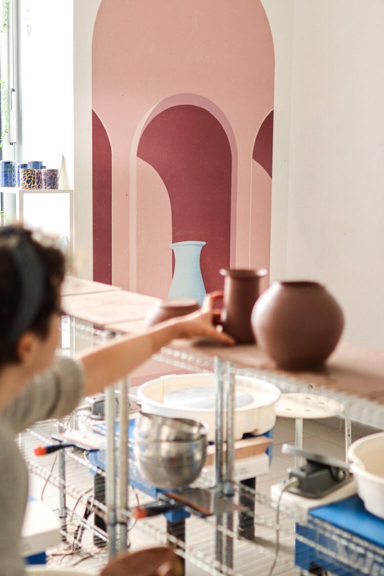 Tournage de vase en céramique, Atelier du Geai