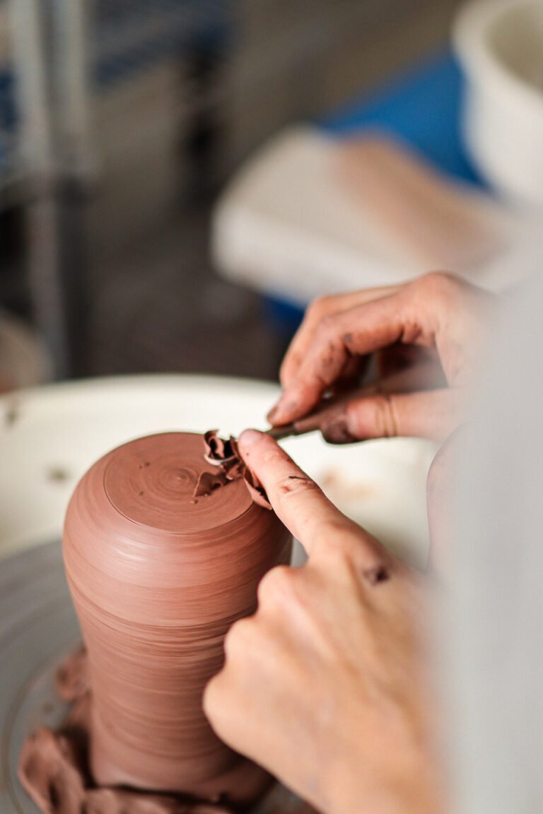 Tournassage d'un vase en céramique, Atelier du Geai