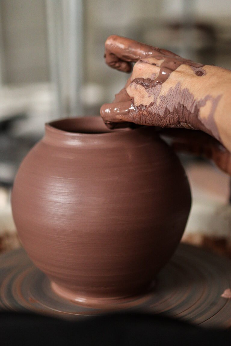 Tournage d'un vase boule, cours céramique