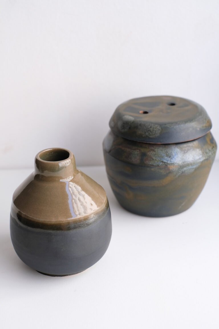 Vase et boîte en céramique tournés en cours