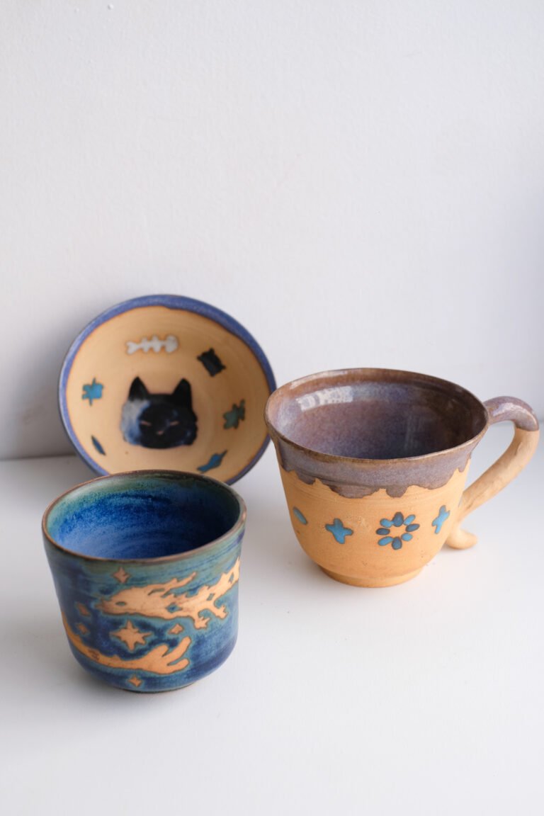 Bol et tasses tournés en cours à l'Atelier du Geai