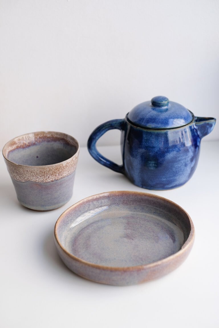 Théière, tasse et assiette en céramique tournées à l'Atelier du Geai