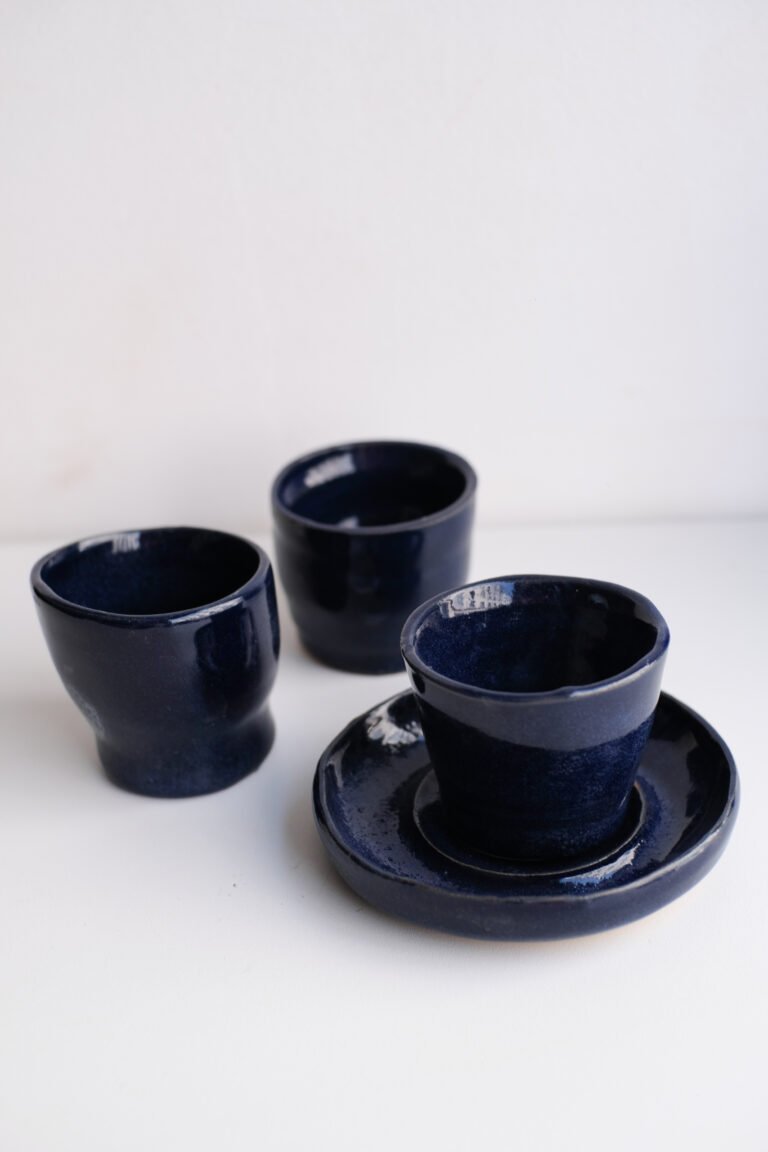 Stage set à café, ensemble de trois tasses et coupelle tournées