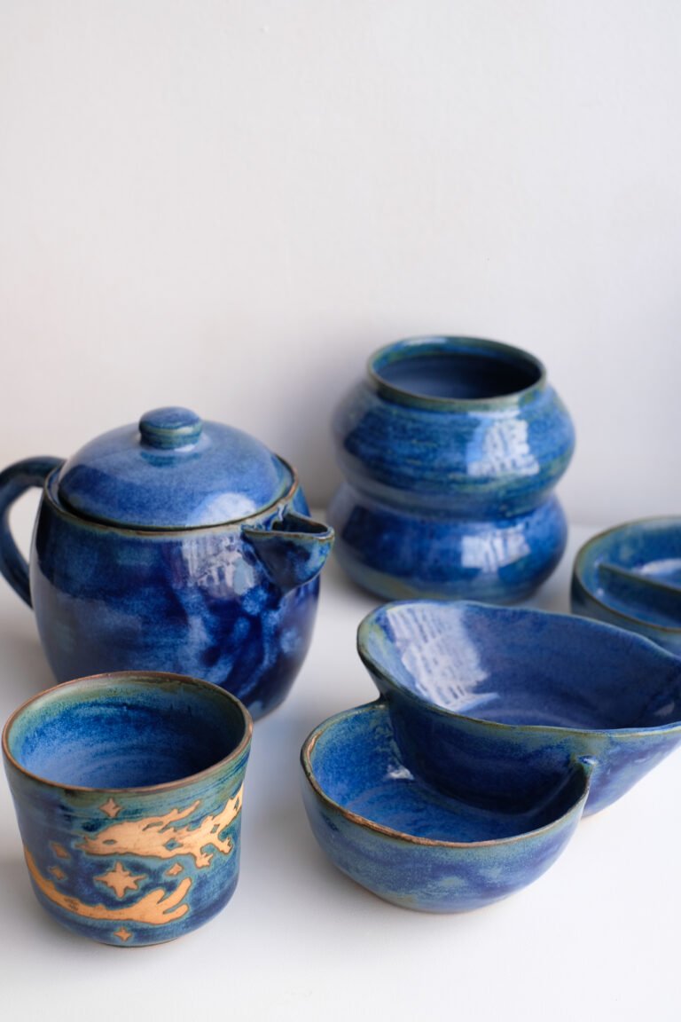 Ensemble de poteries couleurs bleu tournées et modelées en cours