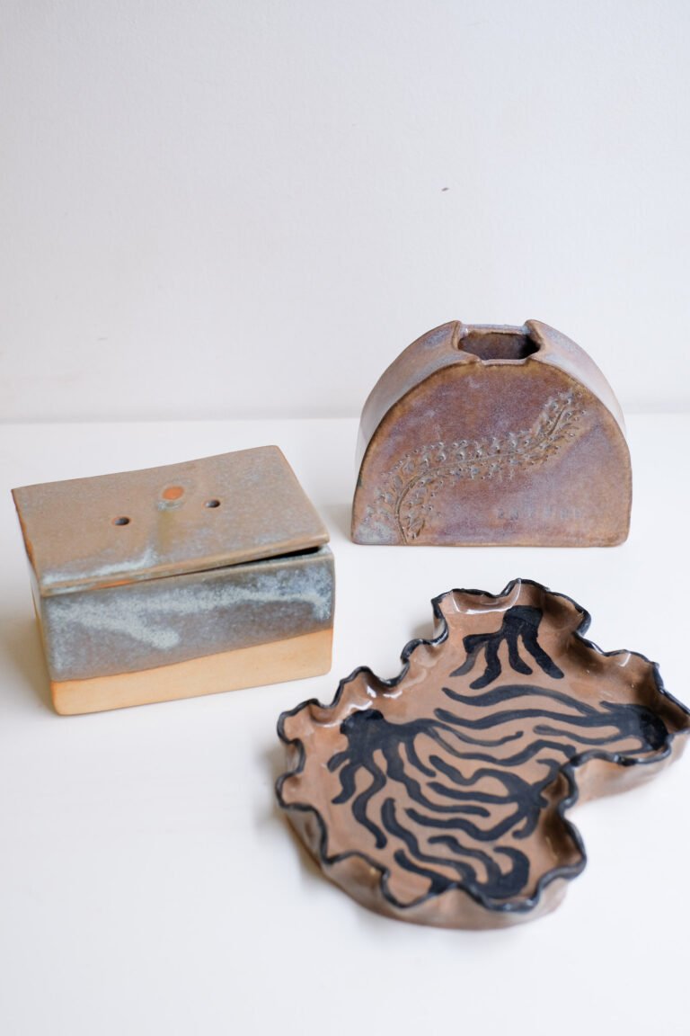 Vase, plateau et boîte modelés en cours à l'Atelier du Geai