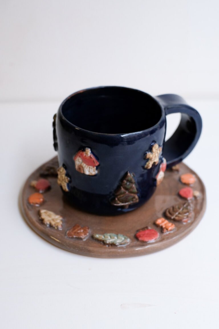 Tasse et coupelle en céramique tournées en cours
