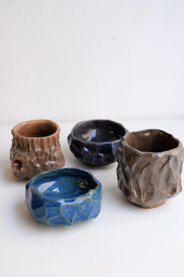 Stage modelage kurinuki, ensemble de quatre tasses modelées